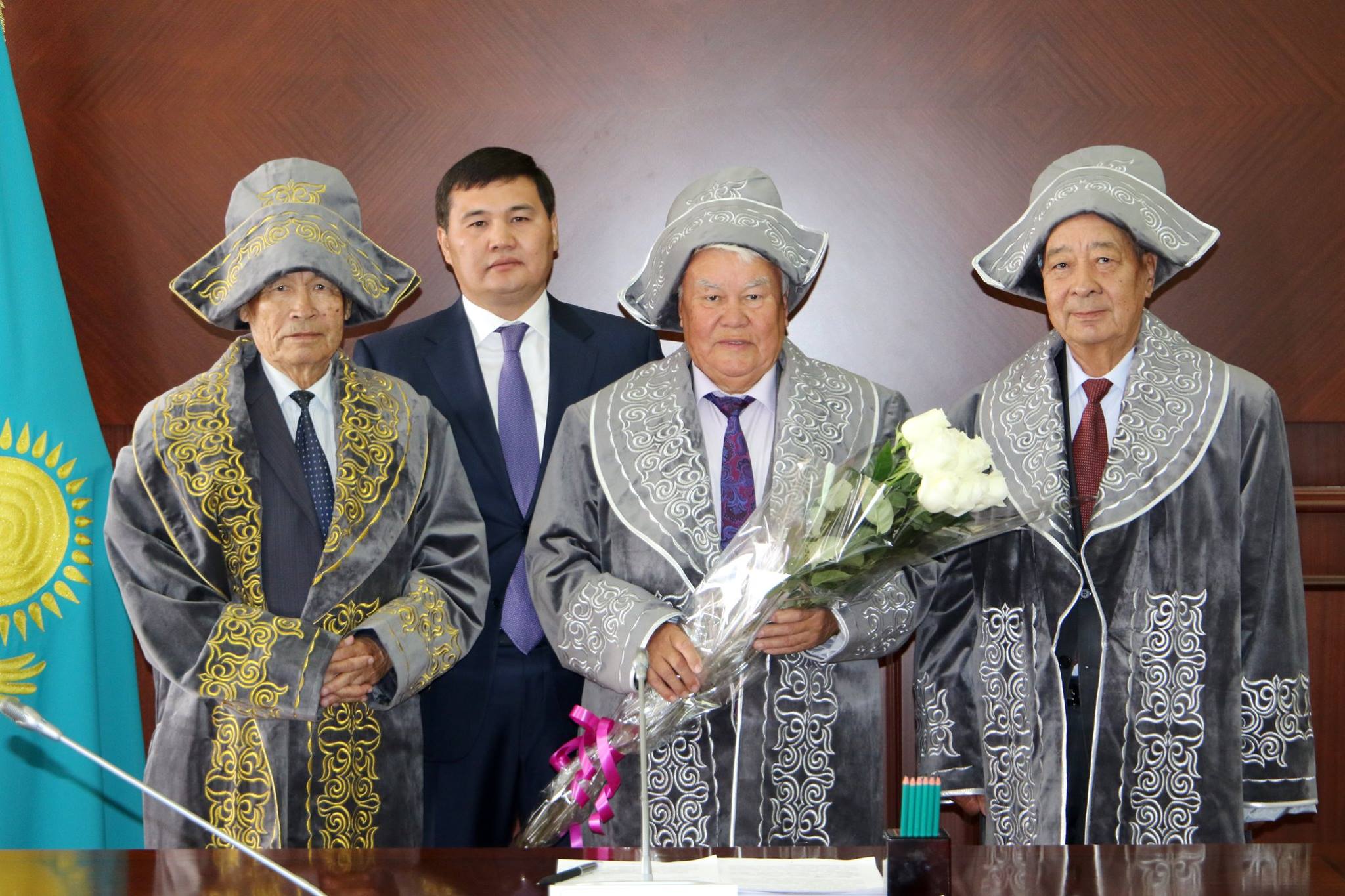 Қызылорда қаласының әкімі ардагер ақсақалдарды мерейтойларымен құттықтады