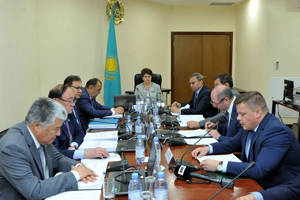 Сенаторлар валюталық реттеу туралы заң жобаларын талқылады