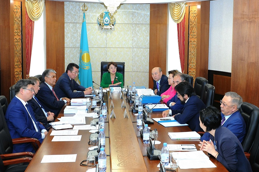 Парламентте балалар денсаулығына қатысты заң жобасы қаралды