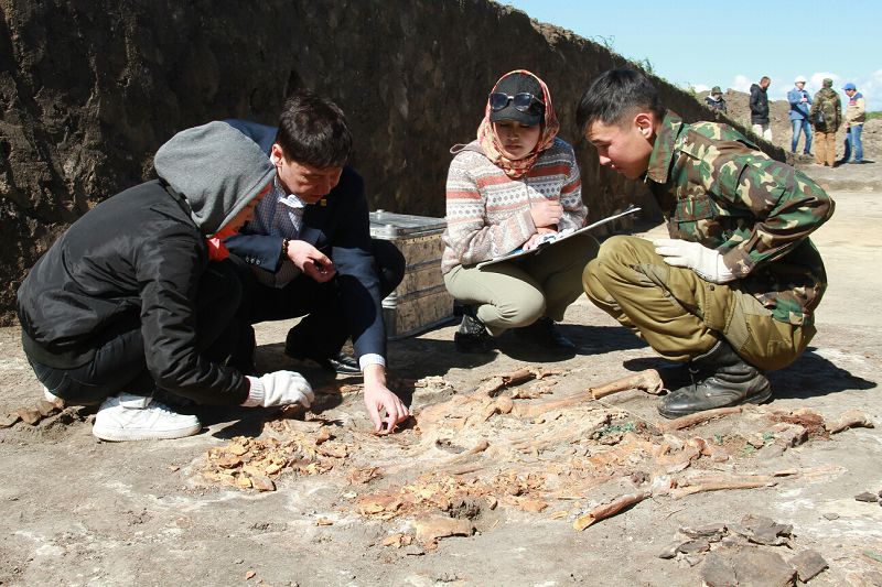 Ақтөбе мемлекеттік универ­ситетінің студенттері Бесоба қорымында қазба жұмыстарын жүргізуде