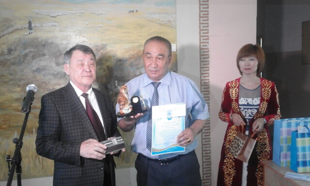 Семейде қаламгер қауымды журналистер күнімен құттықтады