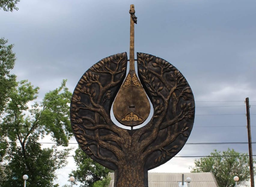 Жармада қасиетті қара домбыраға еңселі ескерткіш орнатылды