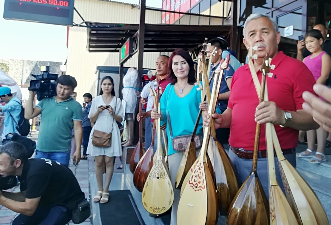 Алматылық шебер балалар үйінің тәрбиеленушілеріне 30 домбыра сыйға тартты