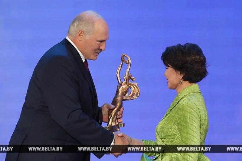 Беларусь президенті Роза Рымбаеваға «Славян базары» президенттік марапатын табыстады