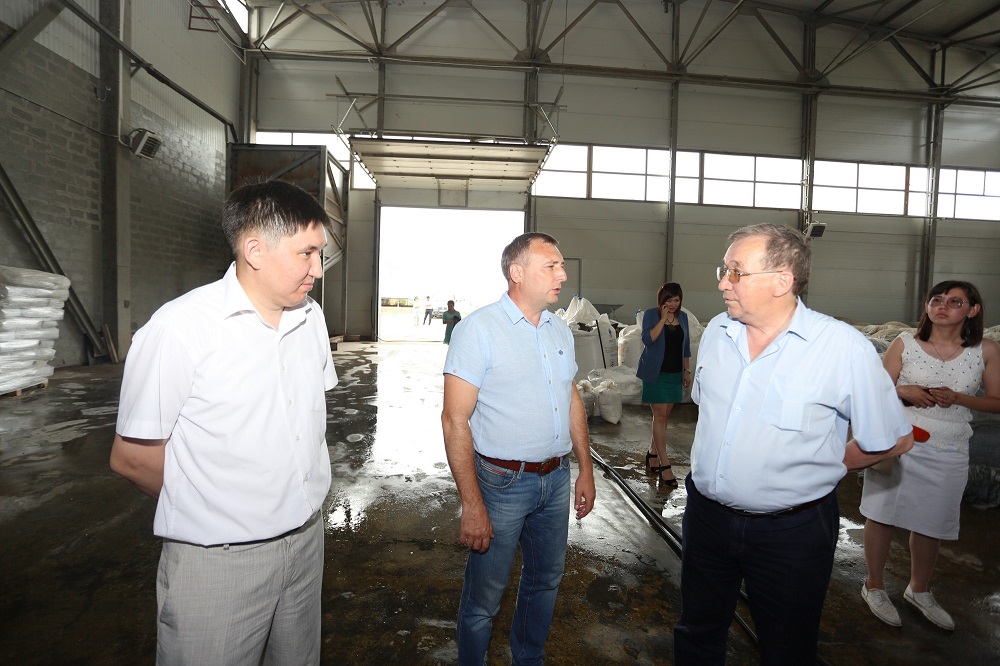 Мәжіліс депутаты Орал қаласында өндіріс орындарын аралады