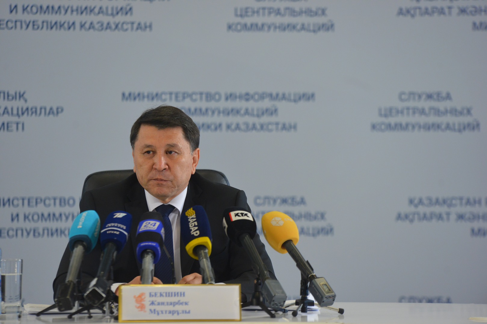 Жандарбек Бекшин мектеп формасын қалай таңдау керектігін түсіндірді