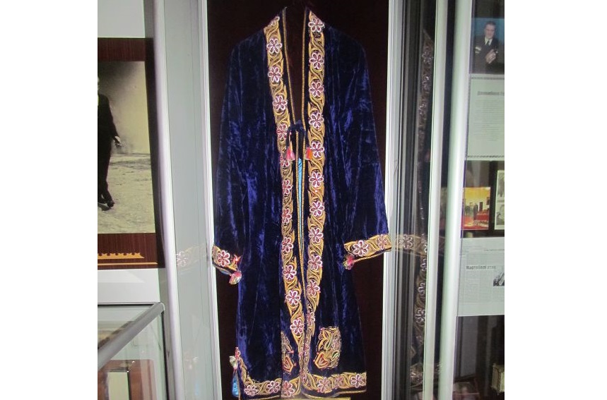 Дінмұхамед Қонаевтың Сұлтан Сүлейменұлына сыйға тартқан шапаны көрмеге қойылды