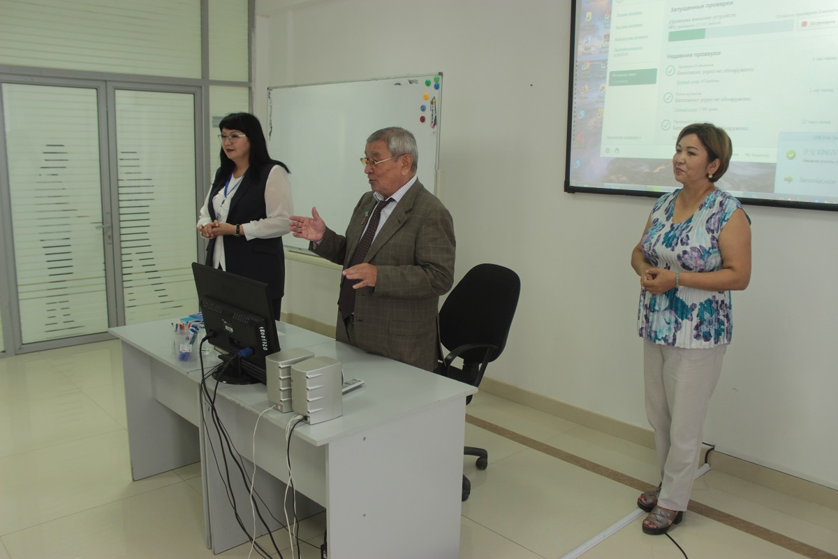 Экс-депутат жас мемлекеттік қызметшілерге дәріс оқыды