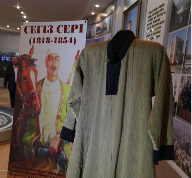 Солтүстік Қазақстан музейіне Сегіз Серінің шекпені табысталды