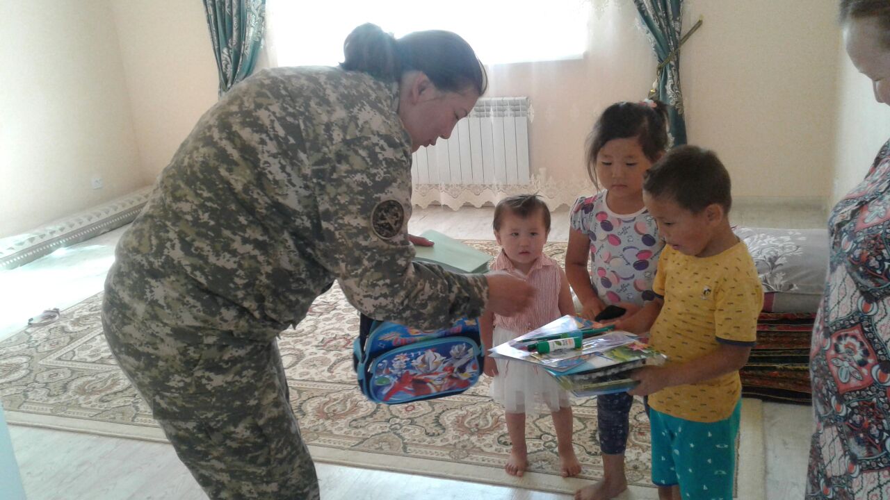 Ақтауда әскери қызметшілер 25 отбасыға көмек көрсетті