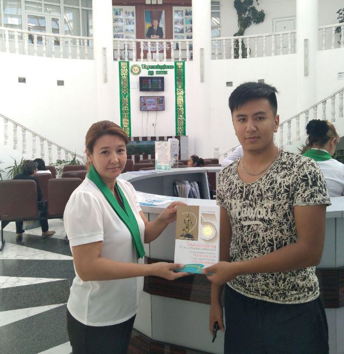 Қызылордада халыққа қызмет көрсету орталығына келген әрбір 23-ші азаматқа кітап сыйланды