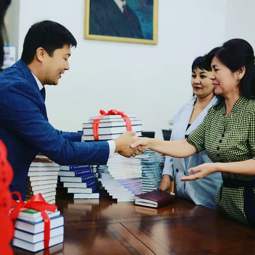 Жерлестеріне 1500 дана кітап тарту етті