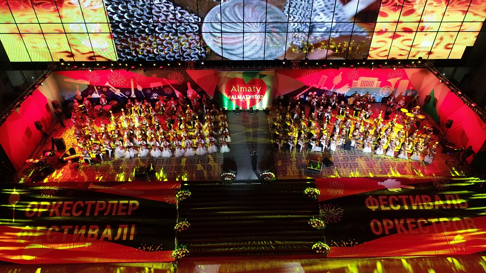 Алматы жұрты оркестрлер шеруін тамашалады