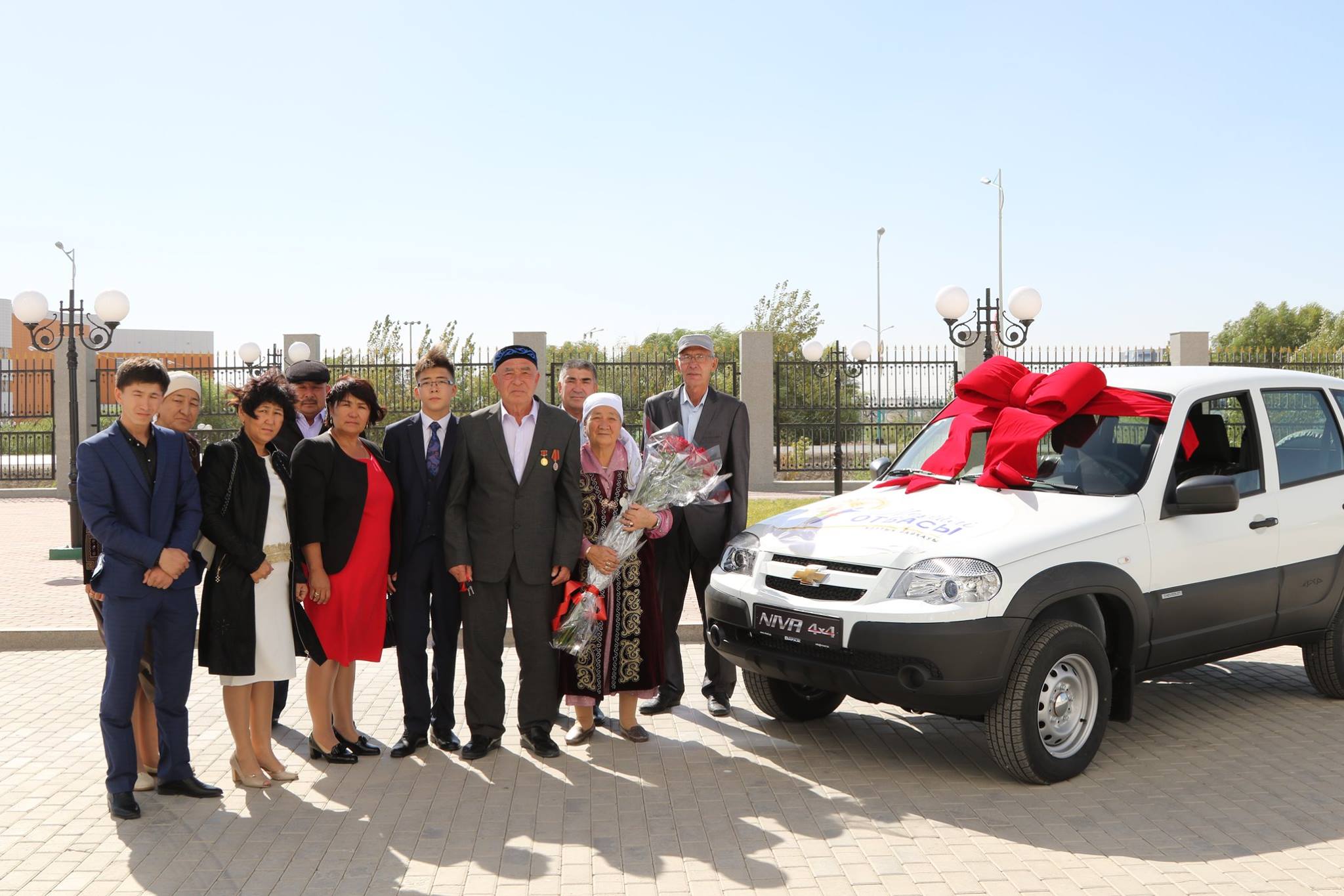 Қырымбек Көшербаев отбасылық байқауда жеңіске жеткен Ишанқұлов отбасына машина сыйлады