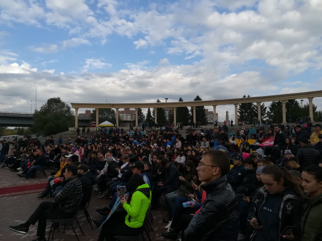 Мыңға жуық өскемендік Головкинге жанкүйерлік ету үшін таңғы 7-ден алаңға жиналды