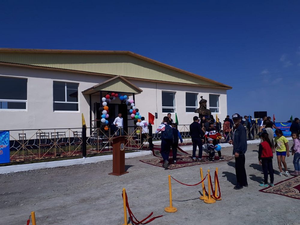 Ауылына спорт кешенін салып берді