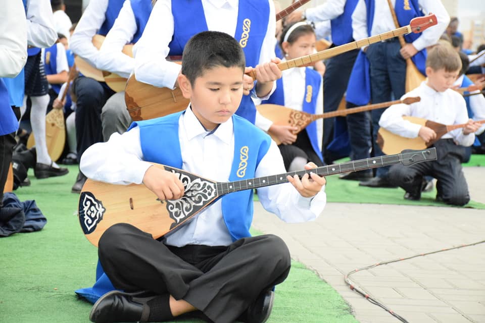 Оралда бұқаралық домбыра тартудан рекорд жасалды