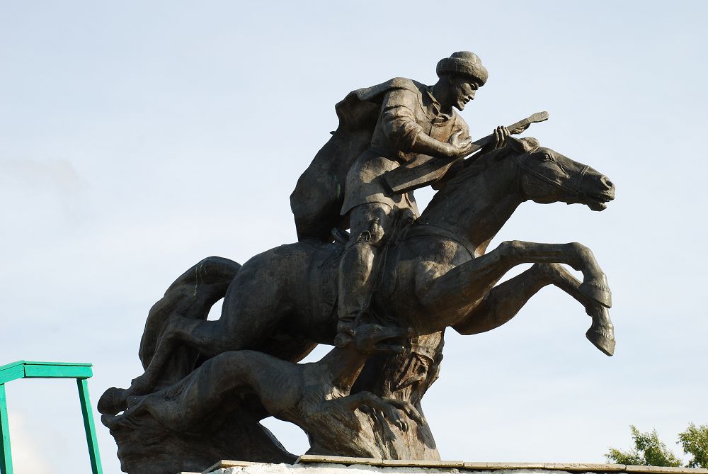 Ақан сері ескерткішін көшірудің қажеті бар ма?