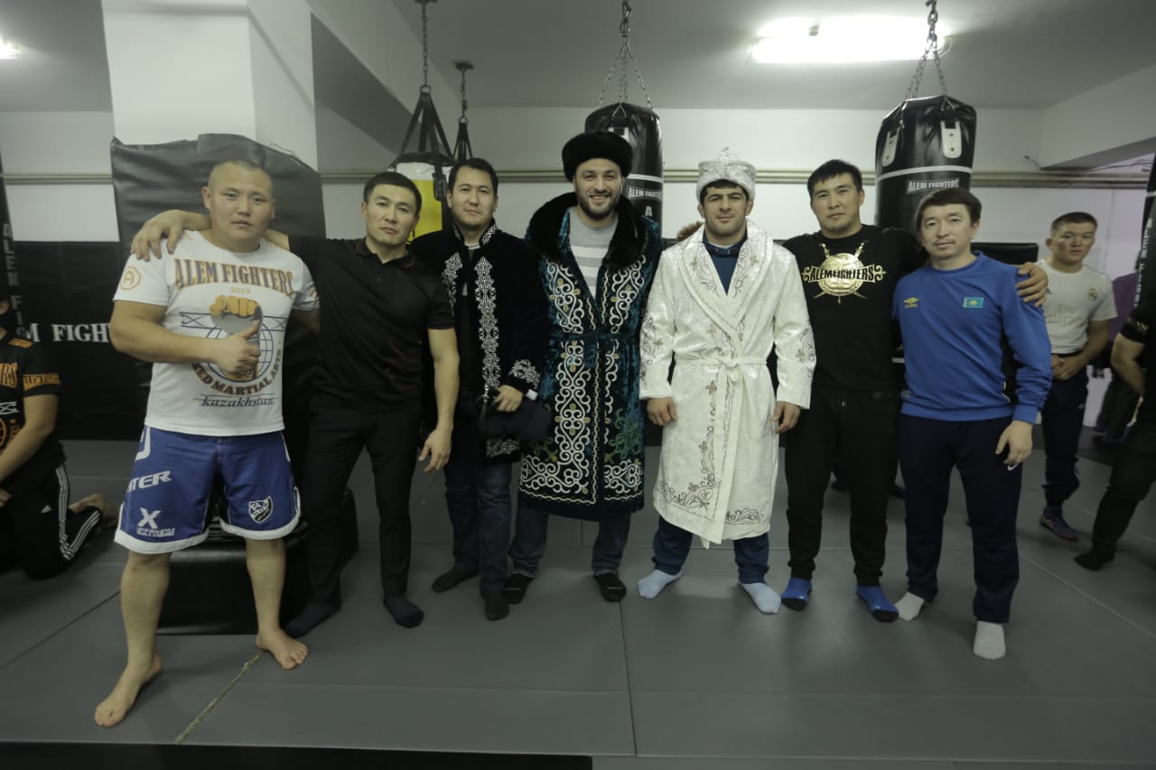 Олимпиада чемпионы «Әлем Файтерсте» қонақта болды