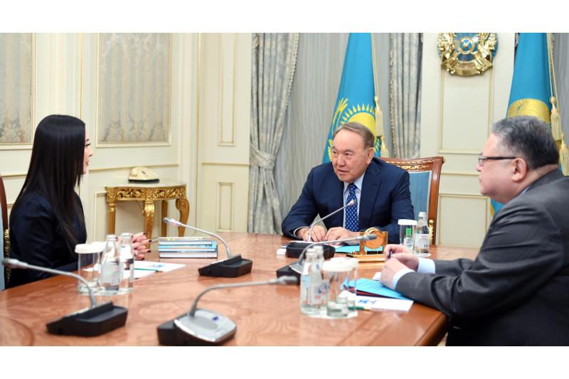 Нұрсұлтан Назарбаев «Отырар сазы» оркестрінің жетекшісі Дінзухра Тілендиеваны қабылдады