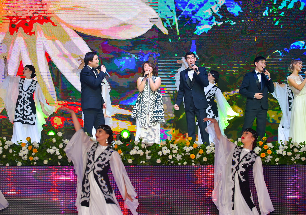 Самал Есләмова тамылжыта ән шырқап, жерлестерін  тәнті етті