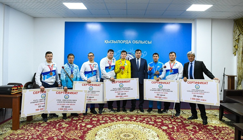 Облыс әкімі спортшыларға пәтер кілтін берді