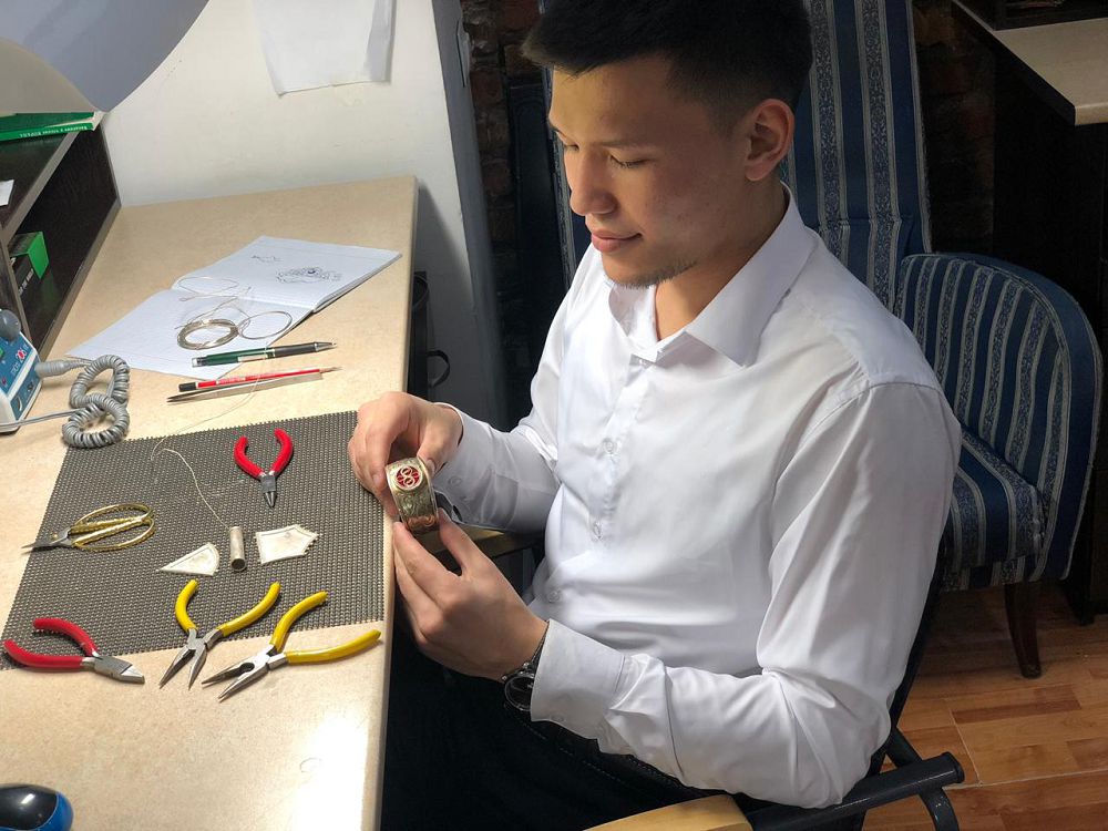 Саяттың ақзер бұйымдары