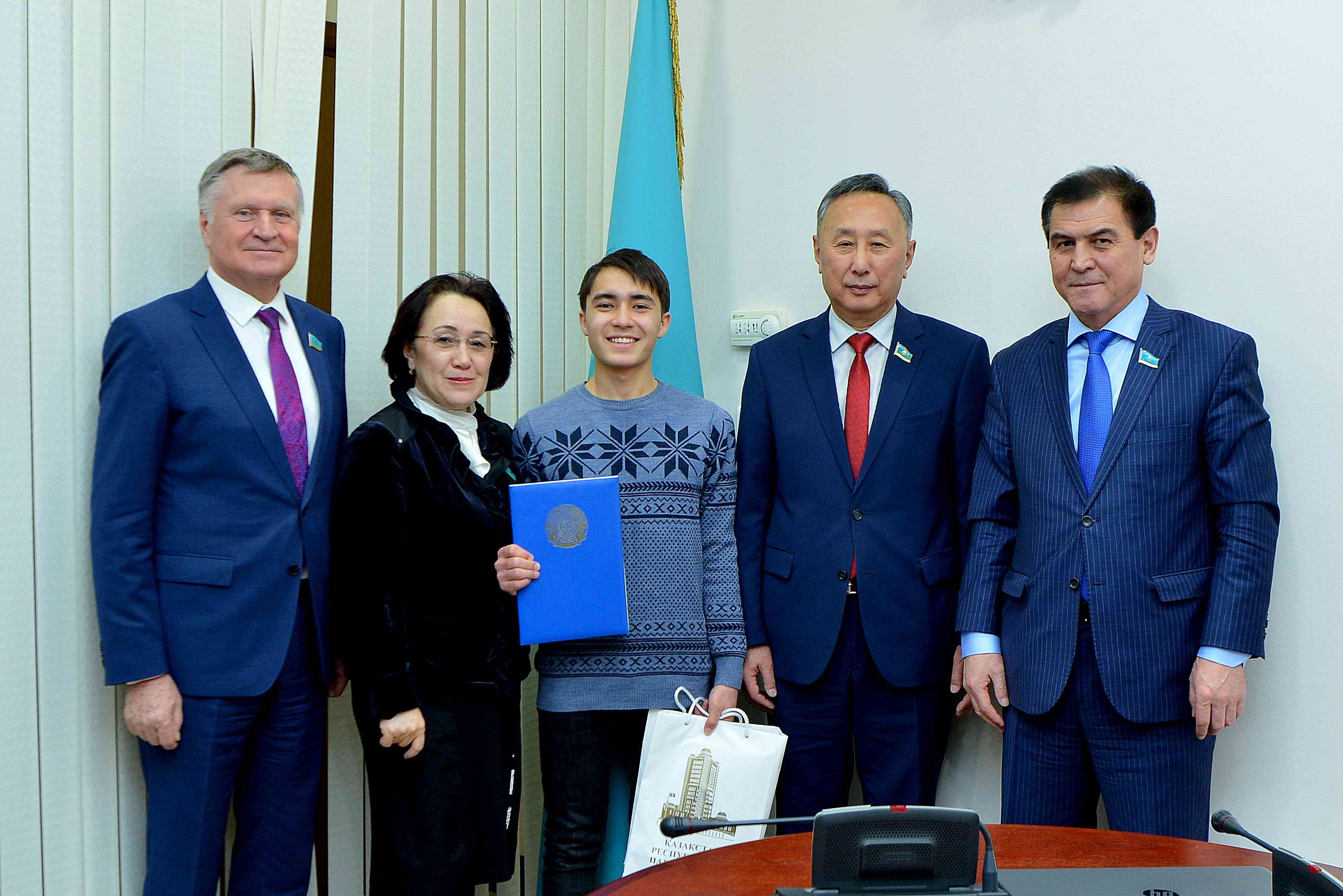 Сенатта құдыққа түскен баланы құтқарып қалған оқушымен кездесу өтті