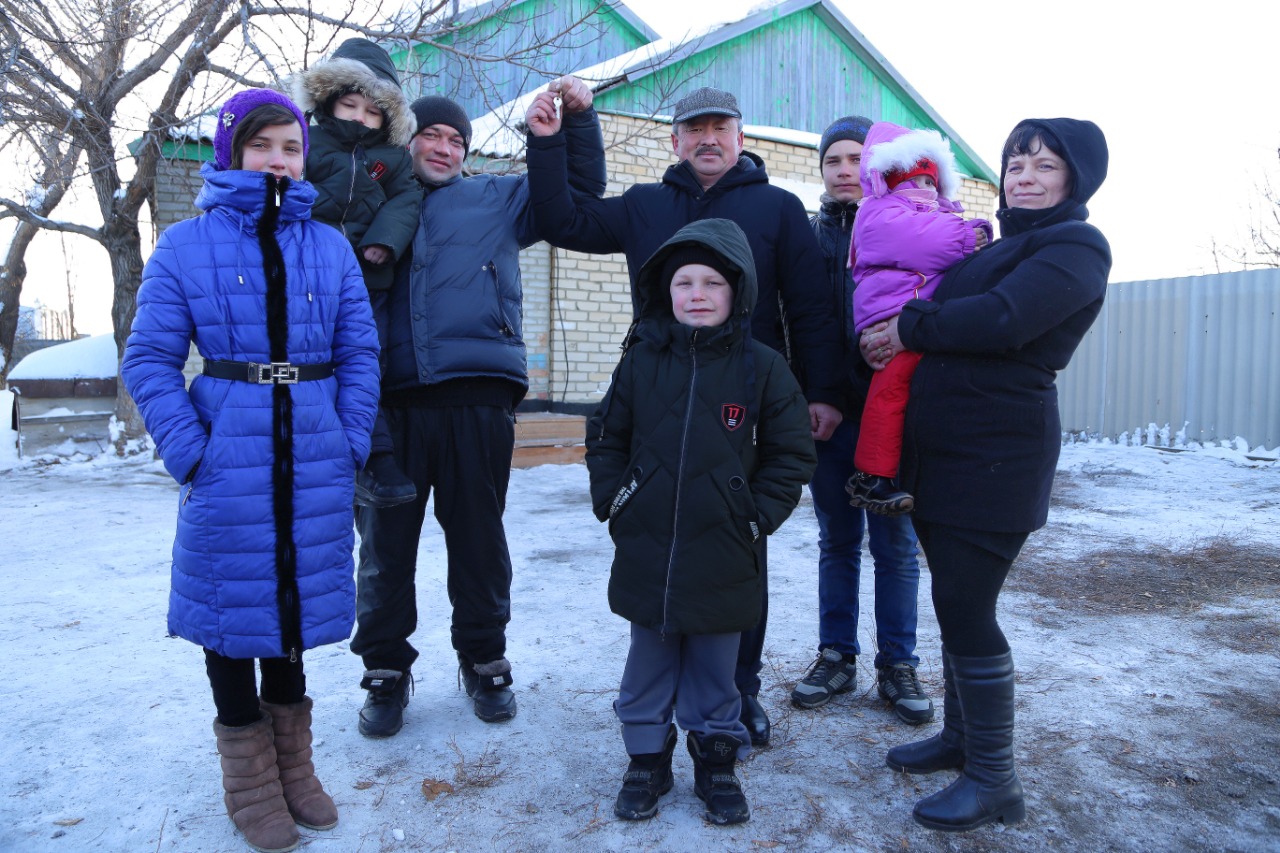 Қостанай облысында кәсіпкер көп балалы отбасына баспана сыйлады