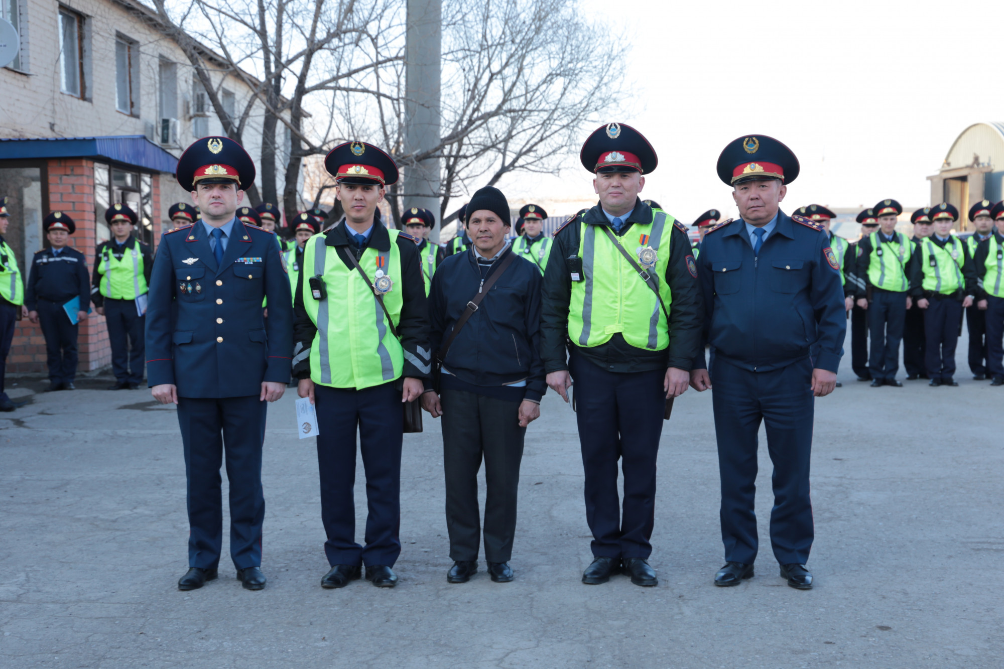 Астаналық полицейлер суға батып бара жатқан адамды құтқарғаны үшін марапатталды