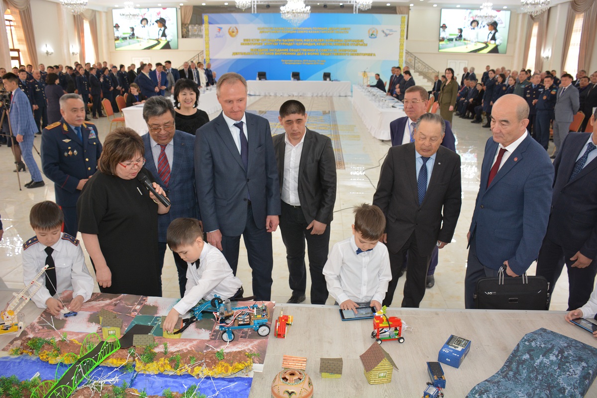 ІІМ қоғамдық кеңесінің көшпелі отырысы өтті   Ішкі істер министрлігі қоғамдық кеңесінің көшпелі отырысы Петропавл қаласында алғаш рет өтті