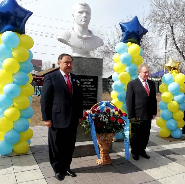 Тұңғыш ғарышкерге  ескерткіш орнатылды