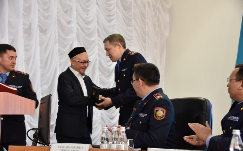 Қарағандыда полиция бастығы өкіл имамға қол сағат тарту етті