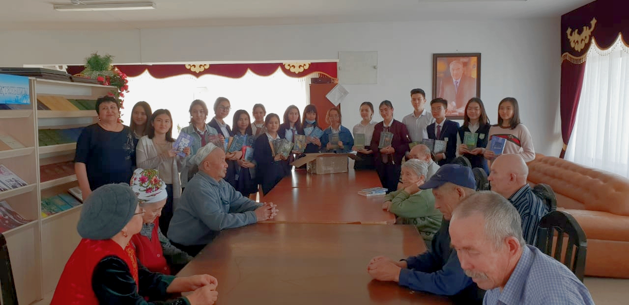 Қарттарға кітап сыйлады