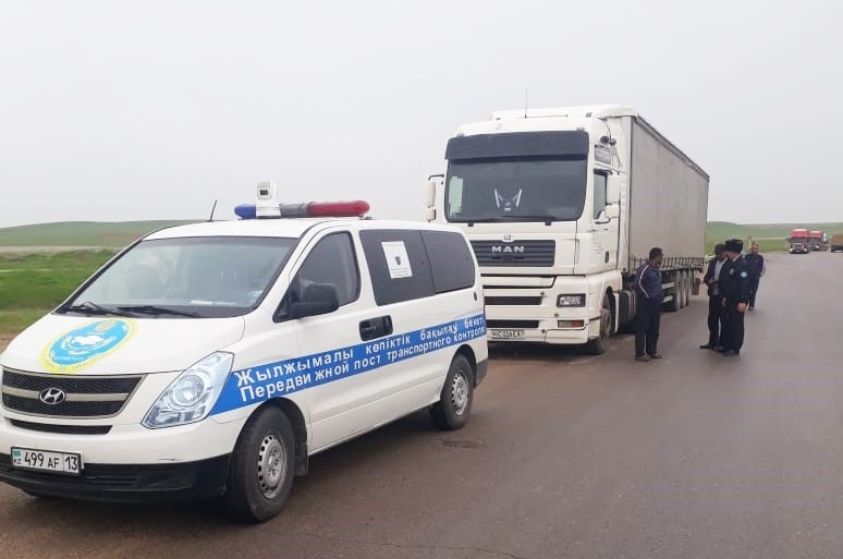 Түркістан: Ауыр салмақтағы жүк көліктеріне қарсы рейд шарасы өтіп жатыр