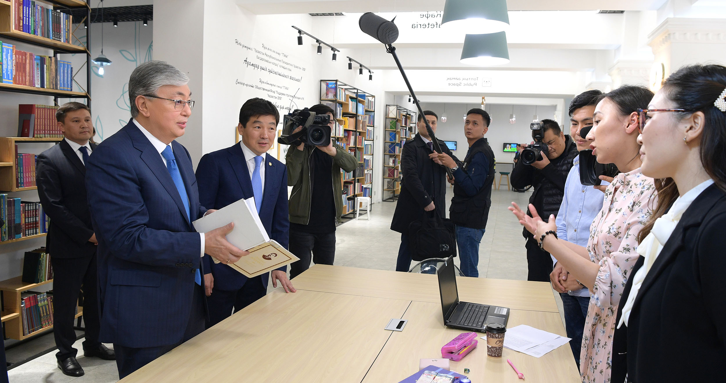 Қасым-Жомарт Тоқаев Алматыдағы Жамбыл атындағы жасөспірімдер кітапханасына барды