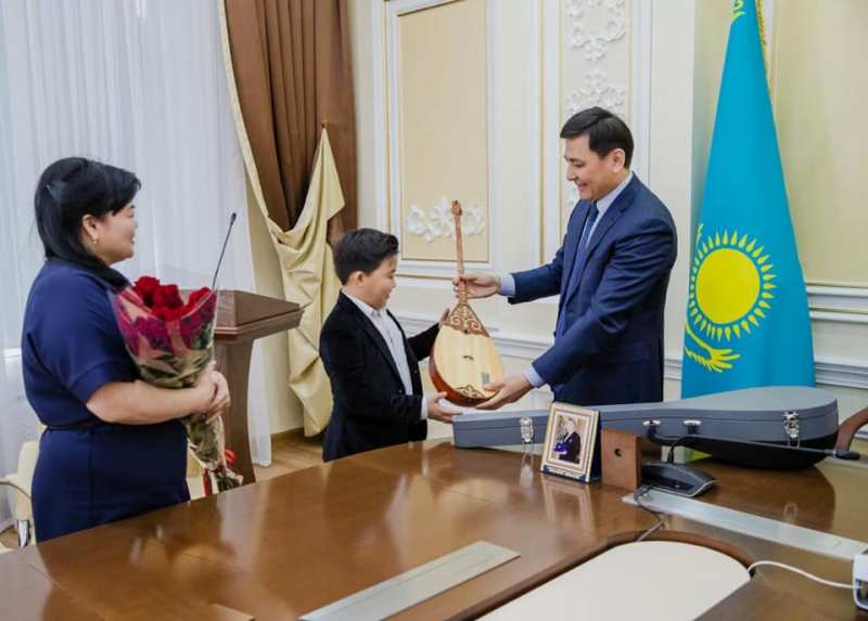 Жас әнші Ержан Максимге жерлестері құрмет көрсетті