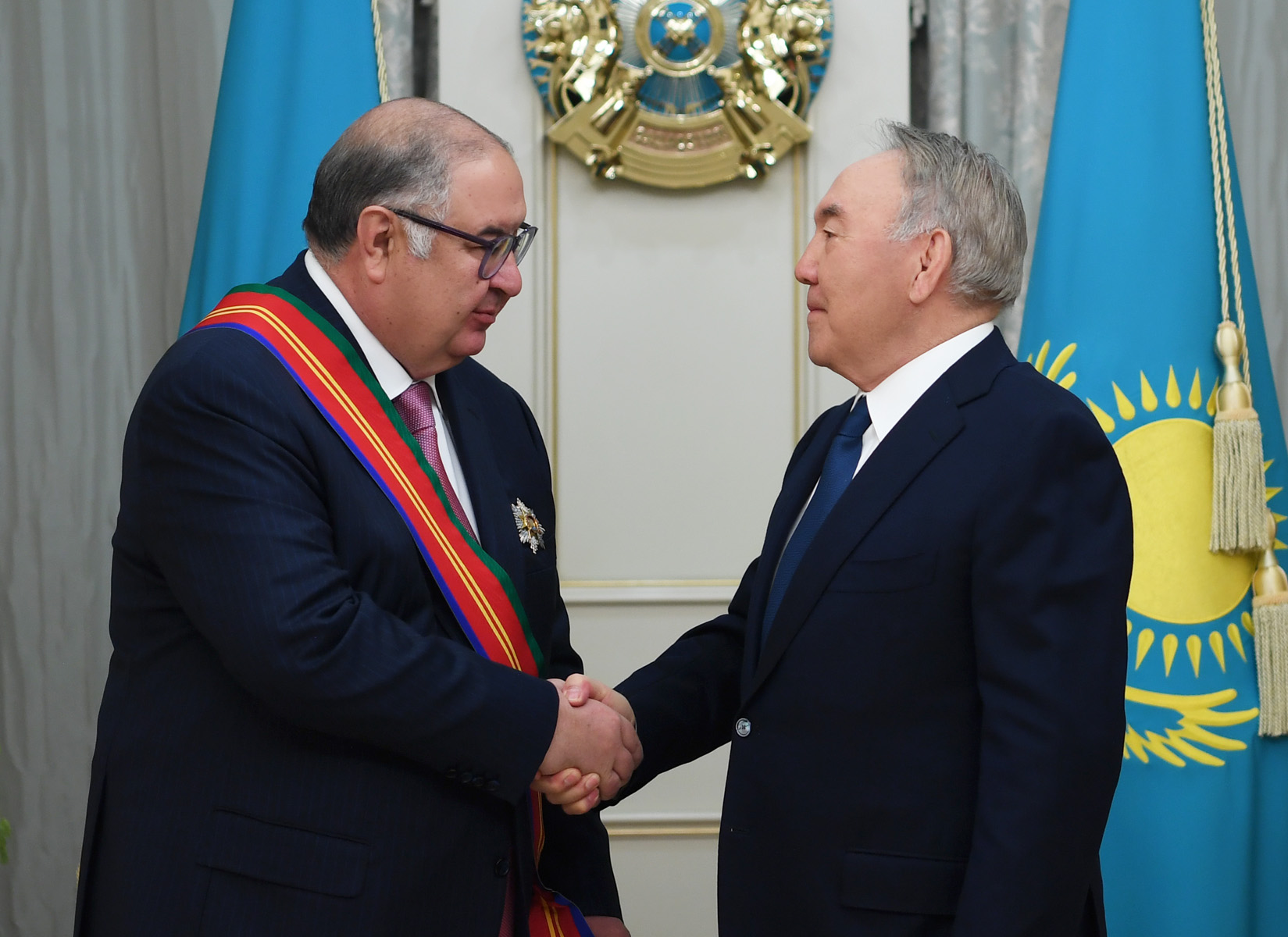 Нұрсұлтан Назарбаев Алишер Усмановты марапаттады