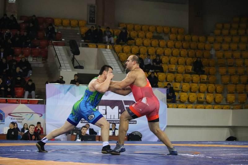 Күрес: Алматыда Болат Тұрлыхановтың кубогы өтеді