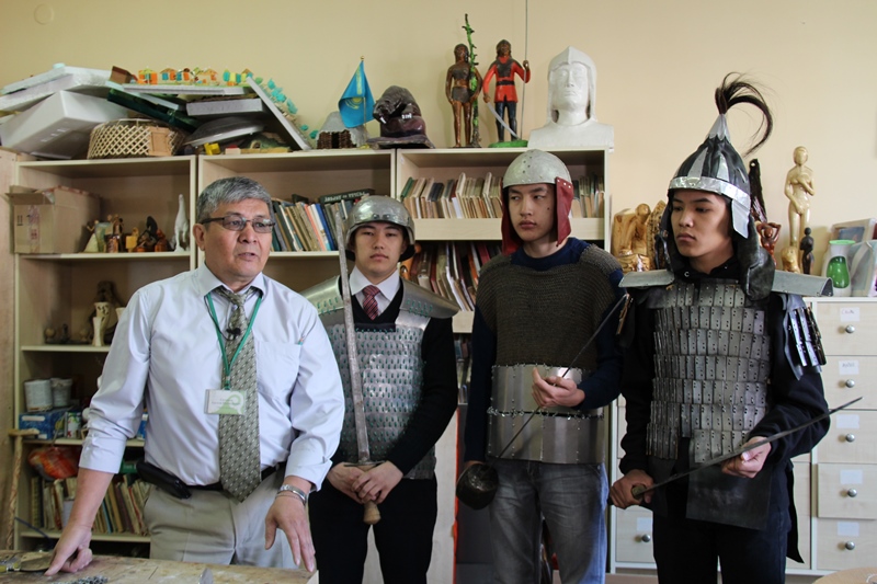 Петропавлдық шебер қазақ батырының сауытын жасап шығарды