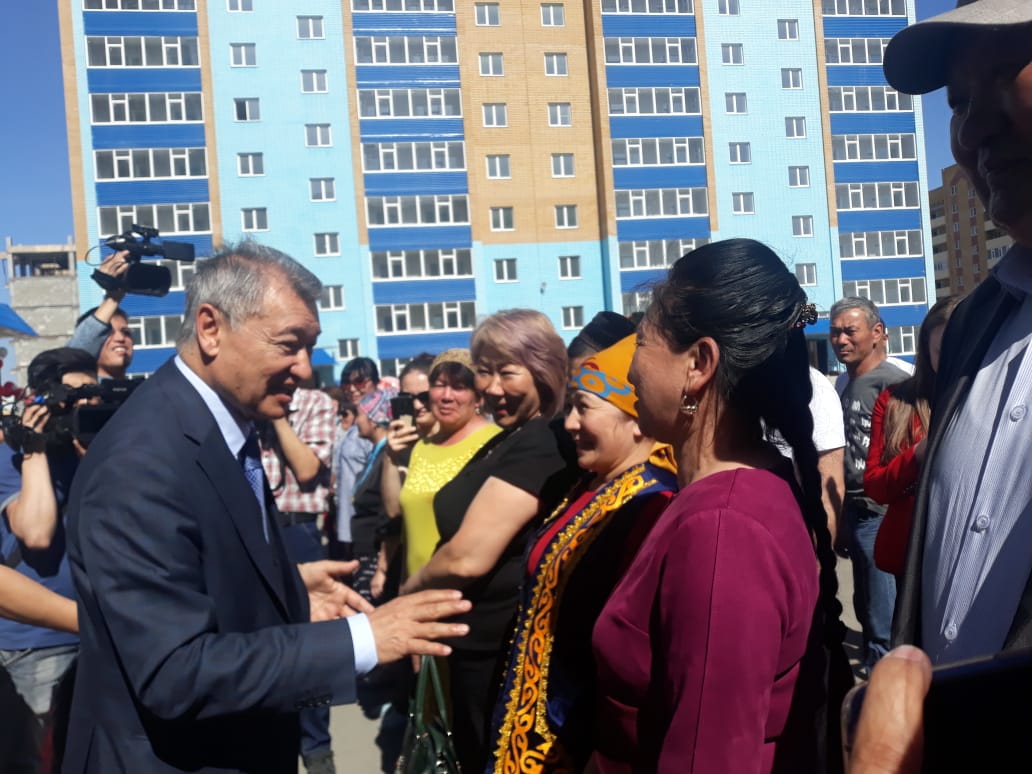 Даниал Ахметов Қарағайлыда көп балалы аналарға пәтер кілттерін табыстады