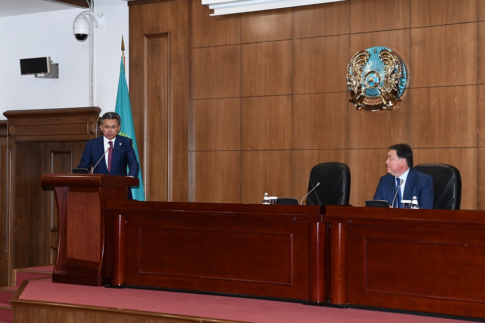 Асқар Мамин жаңа ҚР Сауда және интеграция министрлігінің басшысын таныстырды