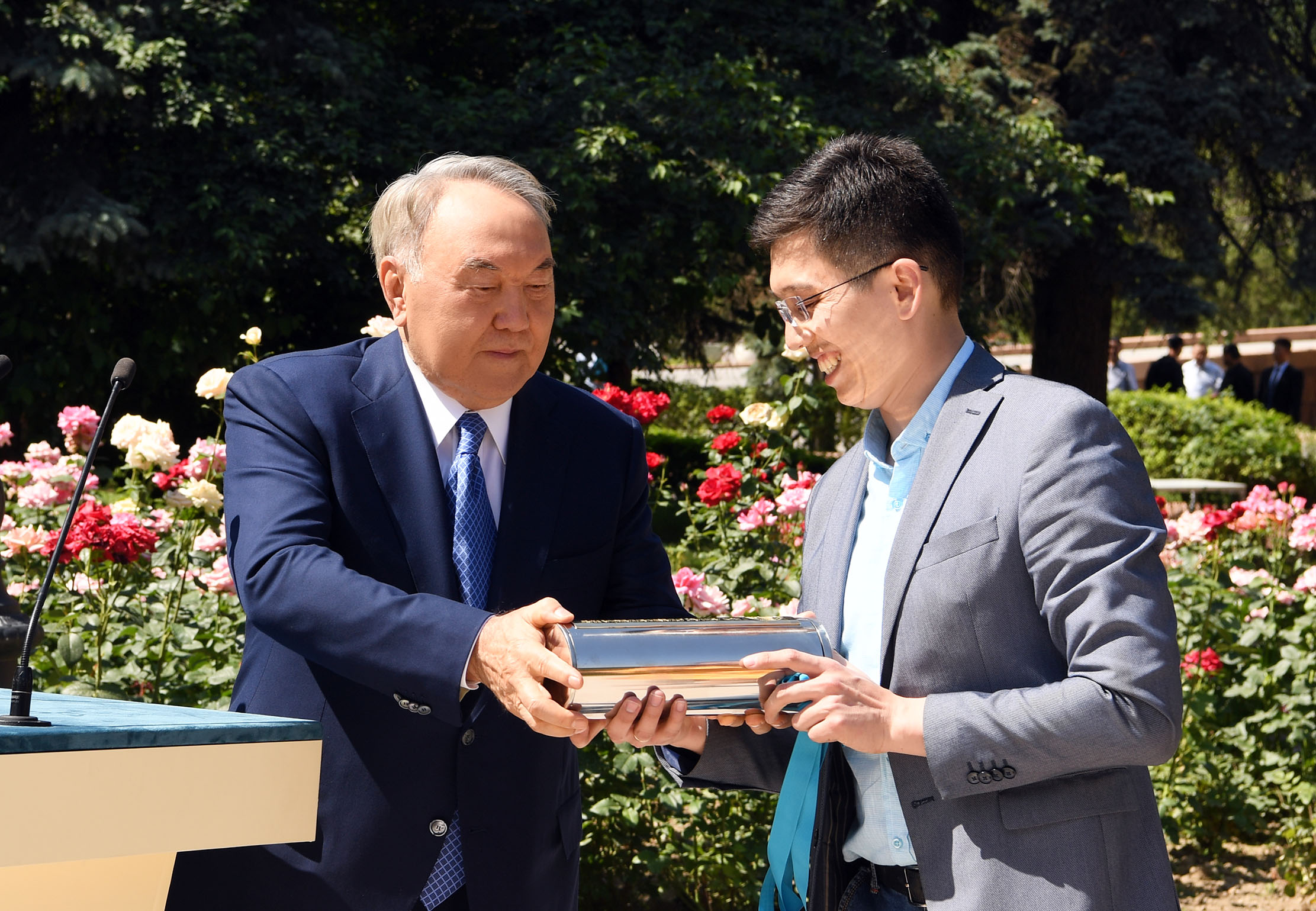 Елбасы Нұрсұлтан Назарбаев келешек ұрпаққа арналған жолдауы бар «уақыт капсуласын» салды