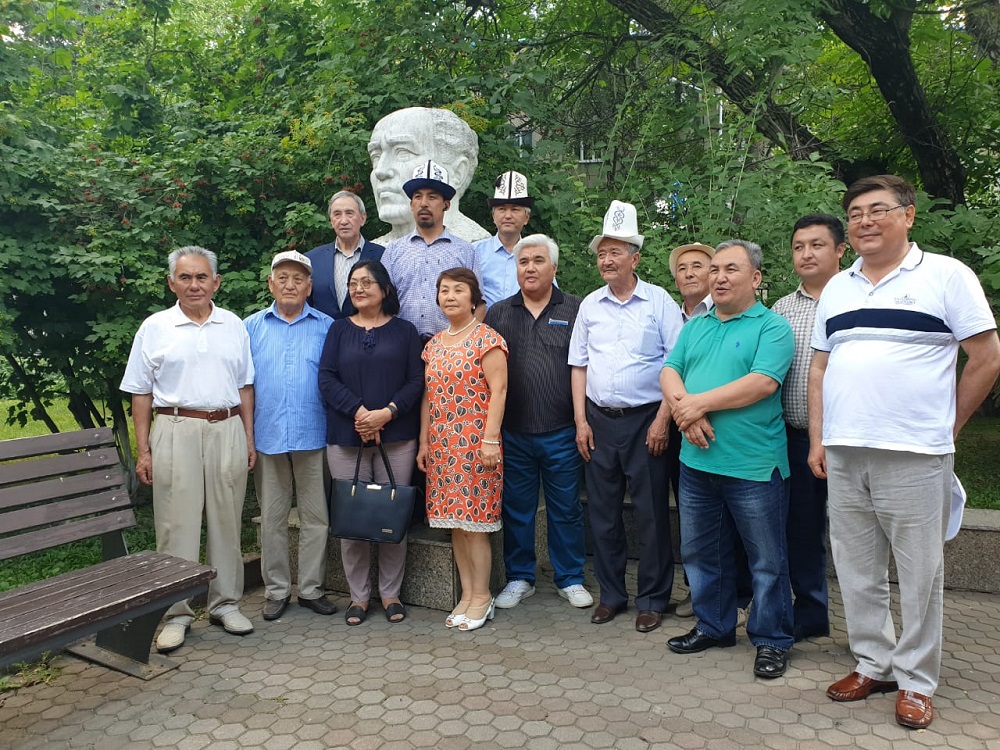 Қырғыз зиялылары Әуезовтің ескерткішіне гүл шоқтарын қойды