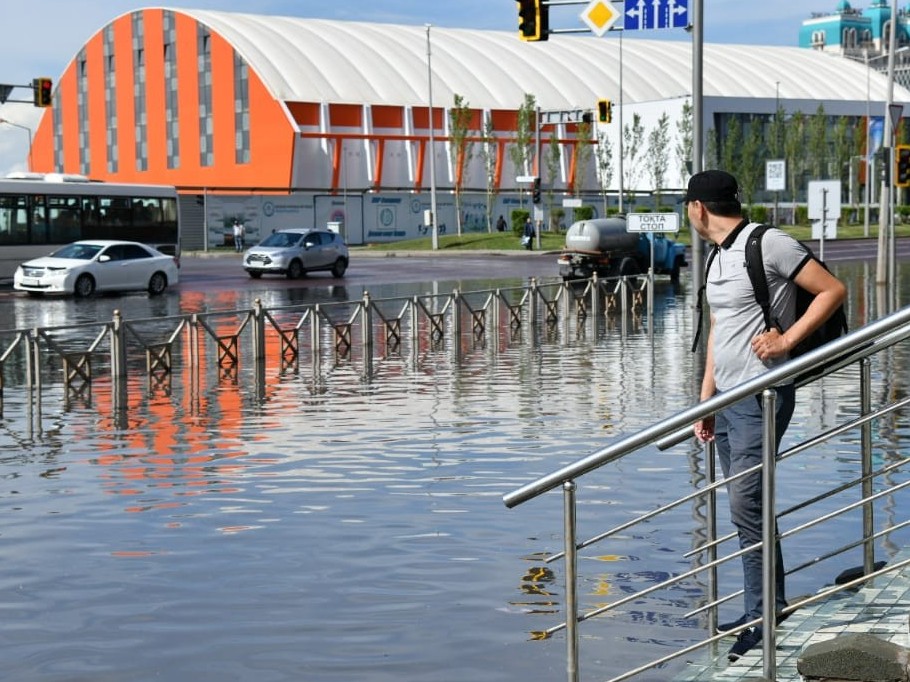 Нұр-Сұлтан: көліктер суда жүзіп жүр (Фоторепортаж)