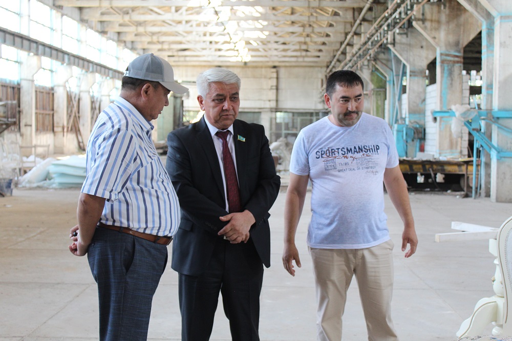 Мәжіліс депутаты Түркістандағы жиһаз цехының ұжымымен кездесті