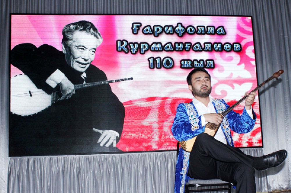 «Көкірегіне әсем әннің  көк мұхитын шайқаған»