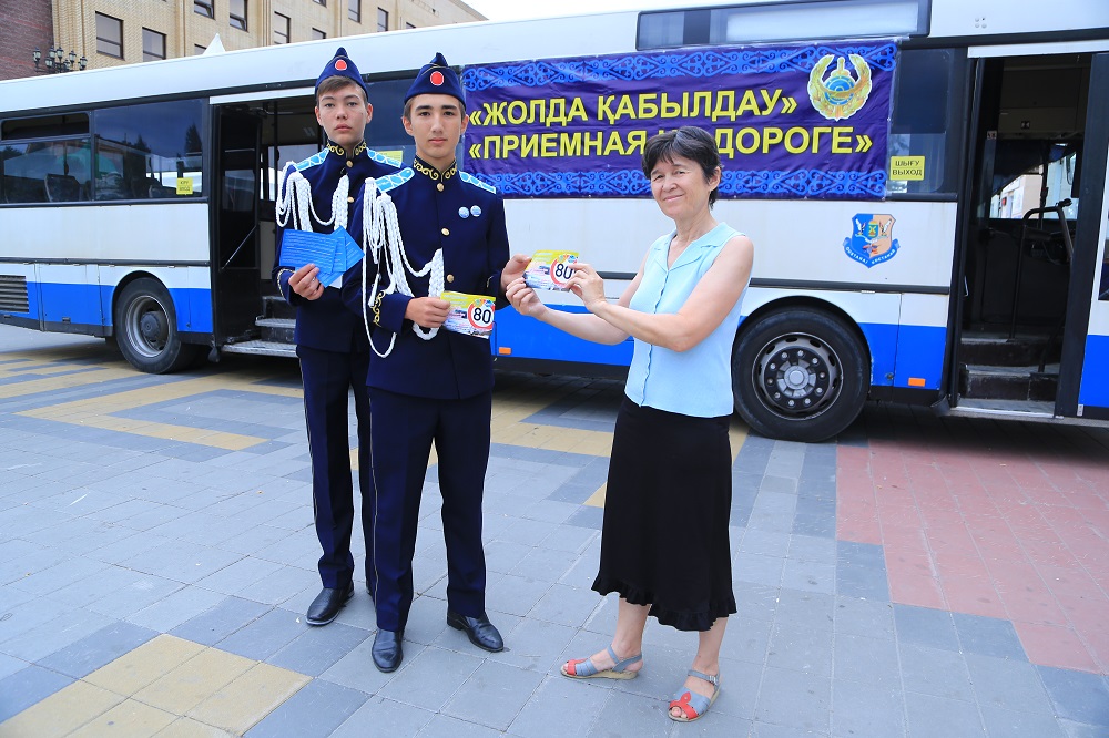 Полиция департаменті жолда да, желіде де қабылдайды