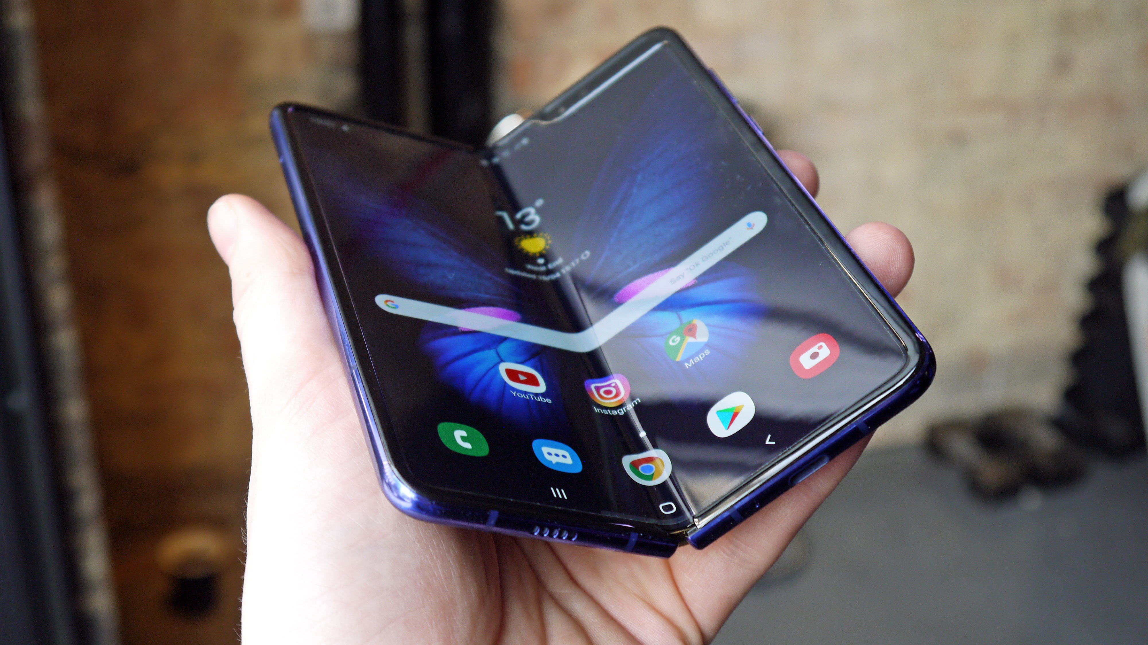 Samsung алғашқы жиналмалы смартфонын қайта таныстырады