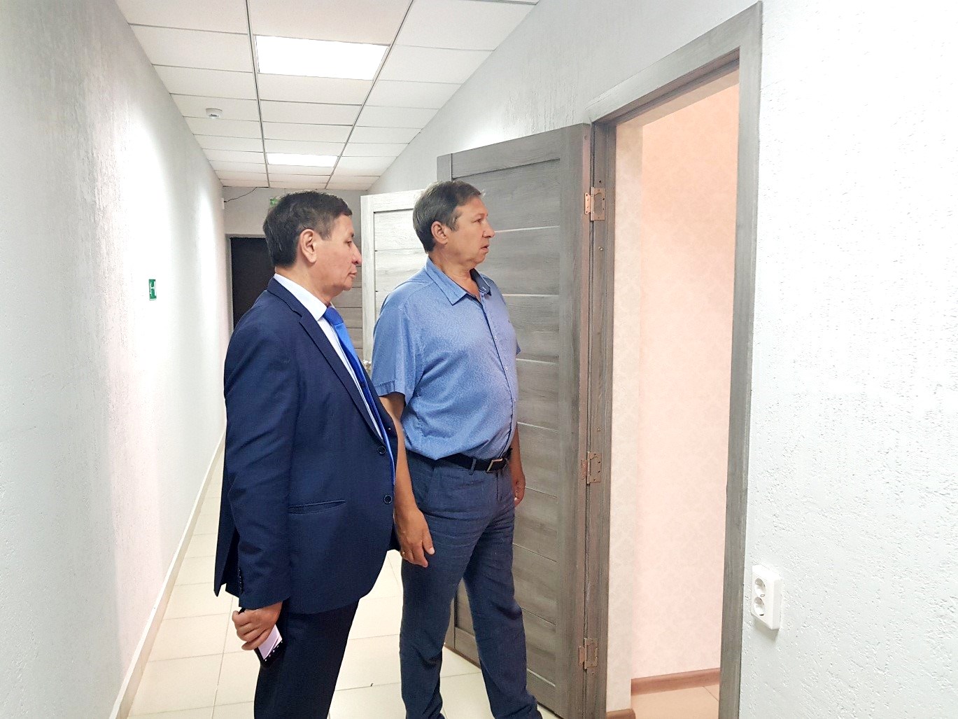 Сенатор студенттердің жаңа жатақханасымен танысты